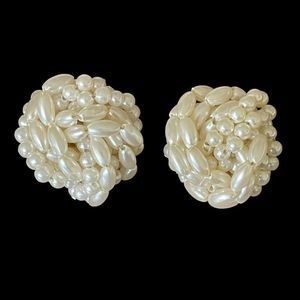 Vtg Simulated Faux White Ivory Pearl Knot Twist Clip-On Earrings Classic Style